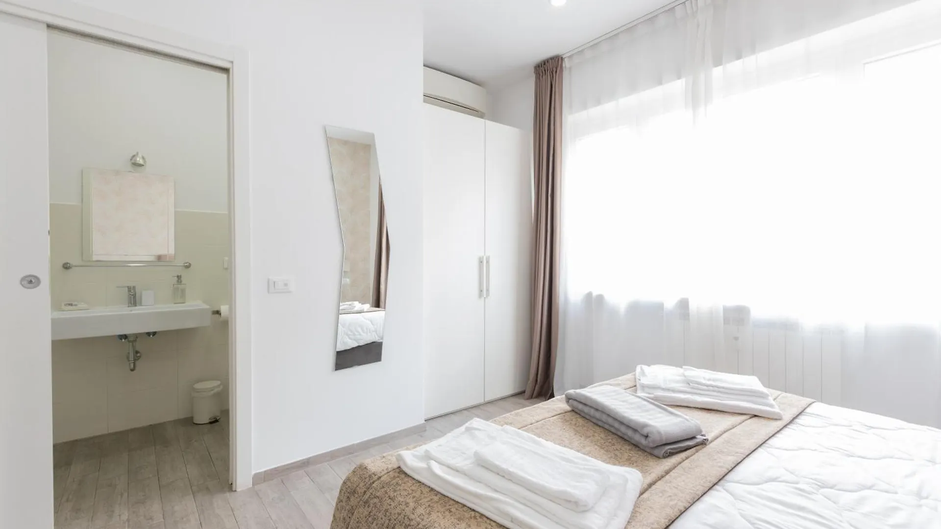 247 Luxury Rooms Trastevere Roma 2*,  Italia